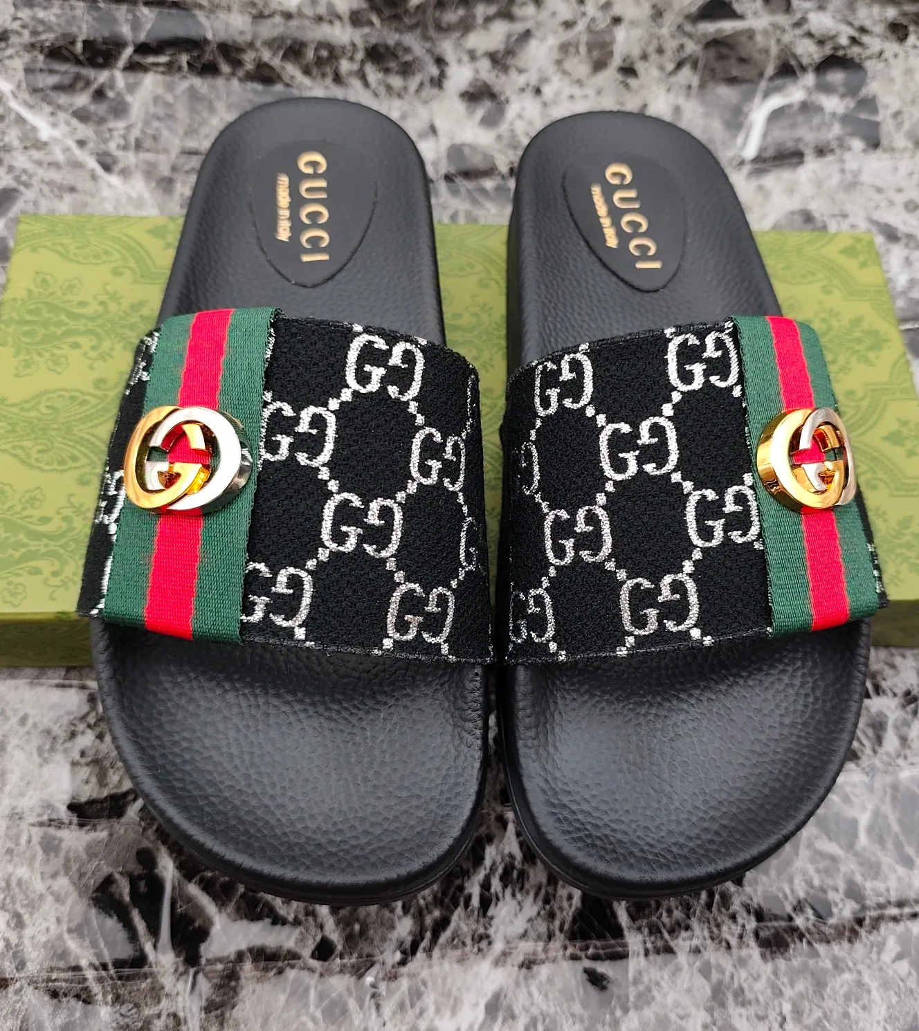 👟👟Ex-factory price 260👟👟 (available all year round), same style for men and women, size 35--48. Couple style🎗Louis Vuitton "LV" slippers, a much-anticipated one, so beautiful that it will melt your hearts❤! It is simply a masterpiece of extraordinary craftsmanship. It is a must-have for everyone. It is made by open mold. It feels Q-bounce and super soft on the feet. It is super delicate on the feet. It is an exclusive model. There are many layouts, so there is always one you like🎉🎉